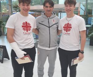 Majke poginulih branitelja i volonteri Caritasa darivali Hrvatsku nogometnu reprezentaciju