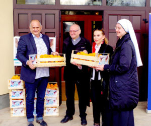 Podjela mandarina u suradnji Vlade RH, Hrvatskog Caritasa i Crvenog križa